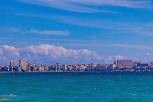 Sommer- Strand Landschaft im das Spanisch Stadt von alicante auf ein sonnig Tag foto