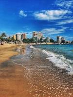 Sommer- Strand Landschaft im das Spanisch Stadt von alicante auf ein sonnig Tag foto