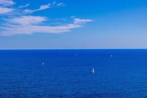 Ruhe Blau Strand Landschaft mit Wasser und Himmel und Segelboote foto