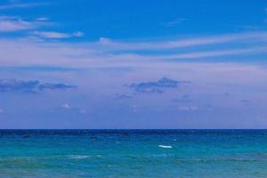 Ruhe Blau Strand Landschaft mit Wasser und Himmel und Segelboote foto