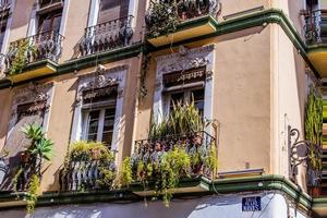Original historisch Gebäude mit Balkone und eingetopft Pflanzen im alicante Spanien foto