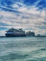 Meer Kreuzfahrt Schiff im das Hafen von Alicante, Spanien auf ein Sommer- Tag foto