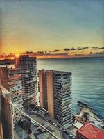 Strand Landschaft von alicante Spanien mit Meer und Wolkenkratzer auf ein sonnig Tag foto