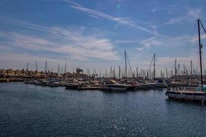 Strand Landschaft mit Yacht Hafen im alicante Spanien auf ein Sommer- warm sonnig Tag foto