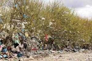 Haufen Hausmüll auf Mülldeponie. Ukraine, Rivne. 22. April 2020.