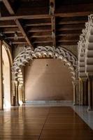 groß historisch Palast im Saragossa Spanien auf ein warm sonnig Tag Innerhalb foto