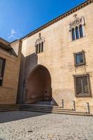 schön groß historisch Palast im Saragossa Spanien auf ein warm sonnig Tag foto