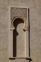 Original islamisch Antiquität Fenster mit Spanisch Festung die Architektur Hintergrund foto