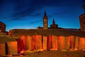 schön Brunnen im das alt Stadt, Dorf von Saragossa gegen ein Blau Himmel Hintergrund foto