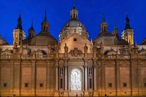 historisch Kathedrale Saragossa beim Nacht und Sommer- Abend foto