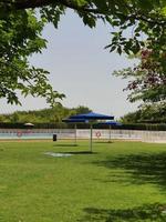 Landschaft von ein Öffentlichkeit Stadt Schwimmen Schwimmbad ohne Menschen auf ein sonnig Tag foto