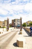 historisch Stein Brücke im Saragossa Spanien mit der Verkehr auf ein Sommer- Tag foto