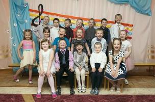 .Gruppe von heiter Russisch Kinder im Kindergarten. foto