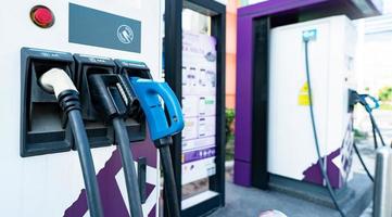 elektrisch Auto Laden Bahnhof. elektrisch Fahrzeug Ladegerät. Laden Punkt beim draussen Auto Parkplatz viel. nachhaltig Energie. kommerziell ev Laden Punkt zum aufladen ev Batterie. Kohlenstoff Neutralität. Netz null. foto