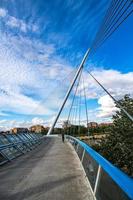 Fußgänger Suspension Brücke Über das ebro Fluss im Saragossa, Spanien auf ein Sommer- Tag foto