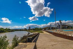 Sommer- Landschaft auf ein sonnig Tag Aussicht von das ebro Fluss und Brücken im Saragossa, Spanien foto