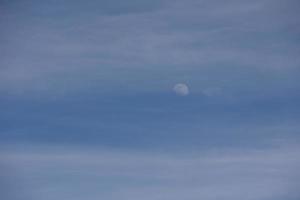 Silber Mond Hintergrund im das Himmel foto