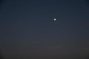 Silber Mond Hintergrund im das Himmel foto