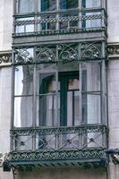 interessant Stadthaus mit Original Fenster im das Spanisch Stadt von Saragossa im das alt Stadt, Dorf foto