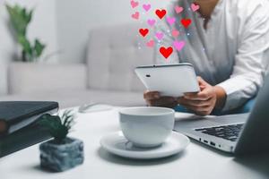 schließen oben jung Frau sitzen auf Couch beim Zuhause und mit Tablette während verwenden online Dating Anwendung zu Gruß und sich unterhalten mit andere zum Termine zu flirten zum Sozial Medien Lebensstil Menschen Konzept foto