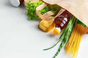 Tasche von Lebensmitteln auf weißem Hintergrund foto
