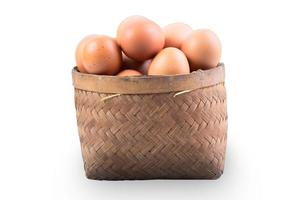 ganze Hähnchen Eier im ein Korb auf Weiß Hintergrund foto