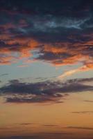 Startseite Seite mit Gradient Sanft tief Orange Himmel, beleuchtet Wolken beim blutig Sonnenuntergang wie ein Hintergrund. foto