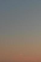 Startseite Seite mit Gradient tief Blau Himmel beim blutig Orange Sonnenuntergang wie ein Hintergrund. foto