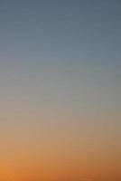 Startseite Seite mit klar Gradient Himmel mit Nein Wolken beim Sonnenuntergang Farben wie ein Hintergrund mit Kopieren Raum. foto