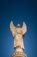 Startseite Seite mit Statue von geflügelt Engel beim evangelisch Kirche Heilige nikolai beim Blau Himmel Gradient Hintergrund mit Kopieren Raum, Potsdam, Deutschland foto