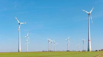 Panorama- Aussicht Über schön Bauernhof Landschaft mit früh Frühling Landwirtschaft Feld, Wind Turbinen zu produzieren Grün Energie in der Nähe von mittweida, Deutschland, beim Blau sonnig Himmel. foto