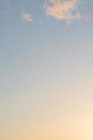 Startseite Seite mit Gradient tief Blau Himmel, beleuchtet Wolken beim blutig Sonnenuntergang wie ein Hintergrund. foto