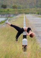 jung Mädchen tun Yoga Fitness Übung Morgen Sonnenaufgang draussen im das Wiese schön Berge Landschaft. Meditation und entspannen. foto