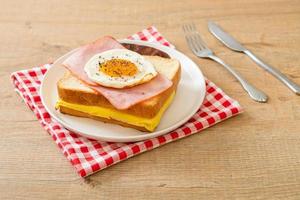 Brot gerösteter Käse überbackener Schinken und Spiegelei mit Schweinswurst foto