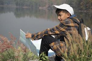 asiatisch Jungs mit Fernglas zu tun das Vögel beobachten im tropisch Wald während Sommer- Lager, Idee zum Lernen Kreaturen, Tierwelt Tiere und Insekten draußen das Klassenzimmer. foto