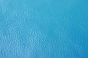 Luftaufnahme der blauen Meeresoberfläche mit Wellen von einer Drohne, leerer Hintergrund. Weicher Fokus. foto