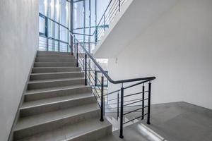 Treppe Not- und Evakuierungstreppe in Leiter in einem neuen Bürogebäude foto