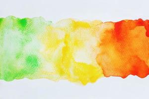 Grün, Gelb und Orange Aquarell Hand Gemälde und Spritzen abstrakt Textur auf Weiß Papier Hintergrund foto