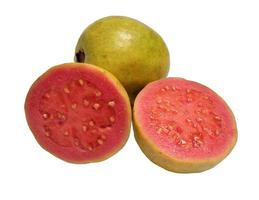 Guave Frucht, Rosa, frisch, isoliert auf Weiß Hintergrund. Vorderseite Sicht. foto
