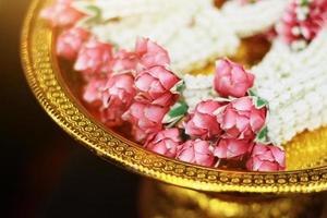 Blume Girlanden auf ein Gold Tablett im Tradition thailändisch Hochzeit Zeremonie Tag. Jasmin Girlande. foto