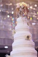 Hochzeit Kuchen dekoriert mit Weiß Rosen Blumen foto