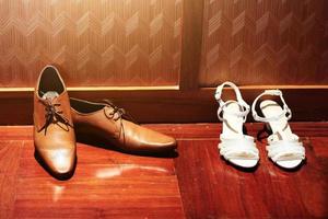 Braut und Bräutigam Schuhe auf hölzern Boden. Hochzeit Schuhe foto