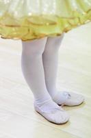 wenig Mädchen im Gelb Ballett Tutu Kleid und Rosa Ballett Schuhe. foto