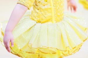 wenig Mädchen im Gelb Ballett Tutu Kleid und Rosa Ballett Schuhe. foto