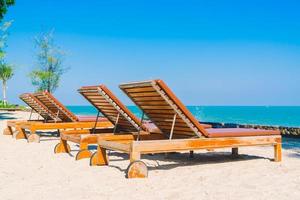 Sonnenschirm Pool und Stuhl am Strand