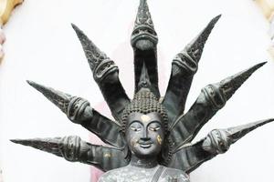geschlossen oben alt Silber Buddha Statue mit ein Naga Über seine Kopf im Buddhismus foto