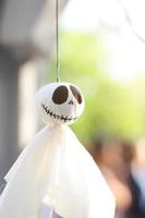 teru teru Bouzu Puppe ist Tradition und Kultur Puppe von Japan. regnerisch Puppe im Halloween foto