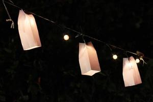 Antiquität Licht Lampe Jahrgang dekorativ und hängend im Garten foto