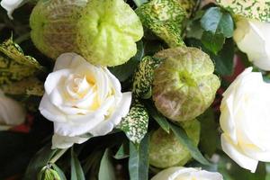 schön Blühen Weiß Rose Blumen im Vase gemacht von Banane Blatt im traditionell thailändisch Kunst dekoriert Kunst Muster im Hochzeit Zeremonie traditionell. foto