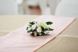Weiß Rose dekorieren auf das Tabelle im Hochzeit Tag foto